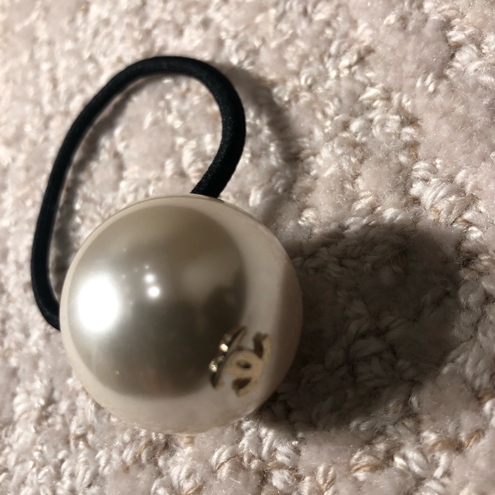 Chanel Pearl hair tye